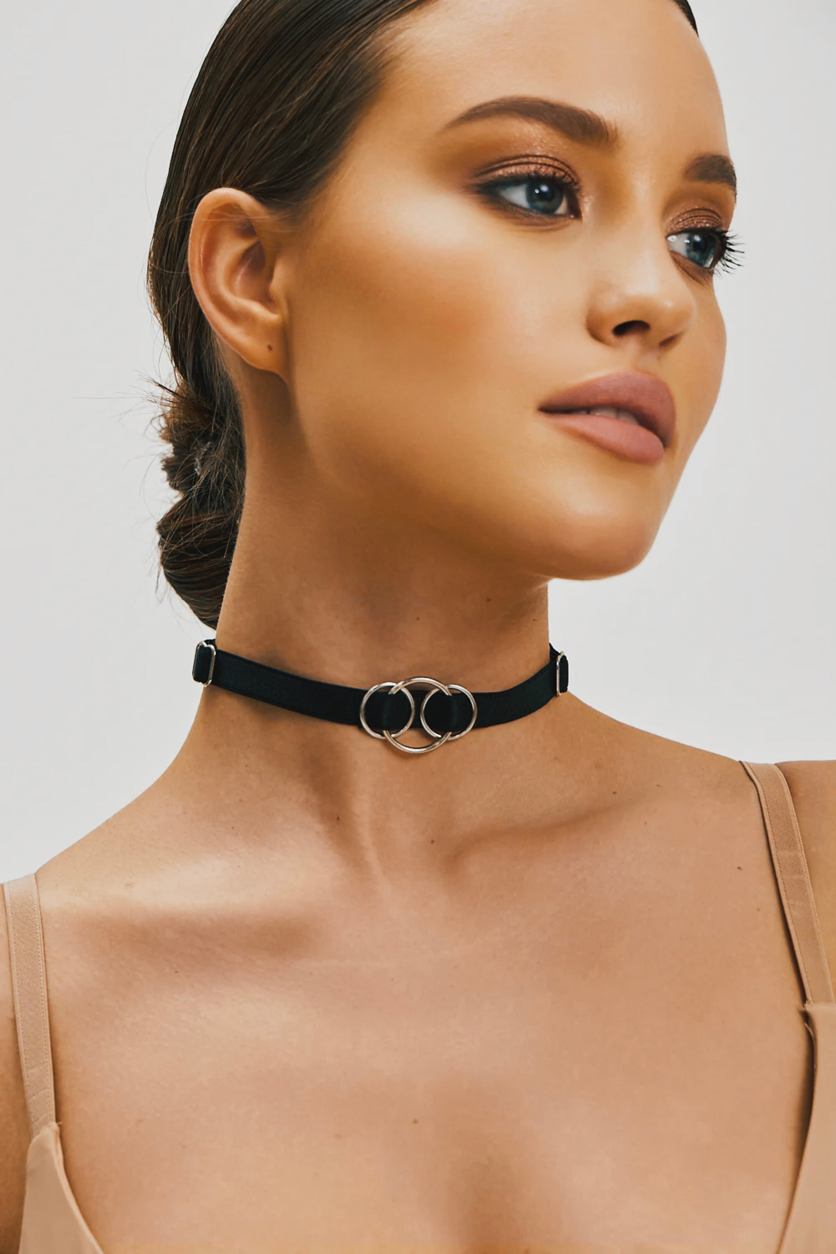 CHOKER TIGA